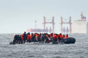 புலம்பெயர்ந்தோர் பயணித்த படகு கவிழ்ந்து விபத்து: பெண் உட்பட இருவர் தண்ணீரில் மூழ்கி பலி