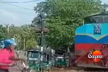 ඉවසිලිමත්කම නොමැති වීමෙන් කාන්තාවකගේ යතුරුපැදිය දුම්රියේ ගැටෙයි