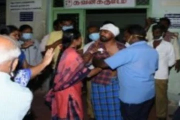 திருமண மண்டபத்தில் வாலிபருக்கு அரிவாள் வெட்டு: 3 பேரை கைது செய்த போலீசார்