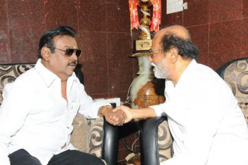 ரஜினிகாந்த் மற்றும் விஜயகாந்த் இருவரும் இணைந்து எடுத்துக்கொண்ட புகைப்படம்.. இதுவரை பலரும் பார்த்திராத ஒன்று