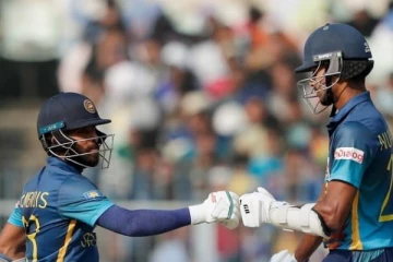 ප්‍රථමයෙන් පන්දුවට පහරදුන් ලංකාවෙන් ඉන්දියාවට දුන් අභියෝගය