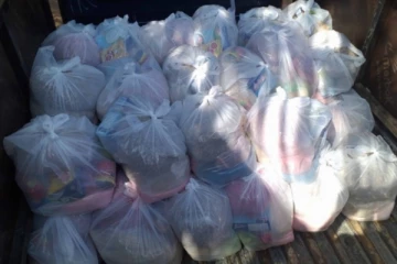 தனிமைப்படுத்தப்பட்டுள்ள பகுதி மக்களுக்கு அத்தியாவசிய பொருட்கள் அடங்கிய நிவாரணப் பொதி