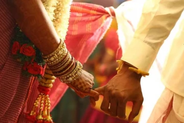 மதுபோதையில் தள்ளாடி வந்த மணமகன் - மணமகள் செய்த காரியத்தை பாருங்க..