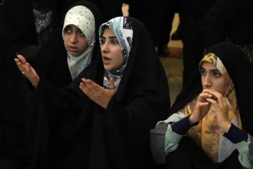 ஹிஜாப் அணியாத பெண் ஊழியர்களால் மூடப்பட்ட பிரபல நிறுவனம்!