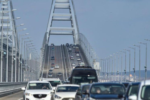 கிரைமியா பாலத்தில் அவசர நிலை; இருவர் உயிரிழப்பு | State Of Emergency Crimea Bridge Two People Died