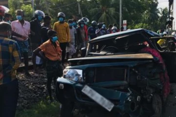 யாழில் தொடருந்து - மகேந்திரா ரக வாகனம் கோர விபத்து! ஒருவர் பலி