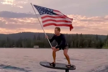 தேசிய கொடியை கையில் ஏந்தியபடி Surfing செய்த மார்க்: வைரல் வீடியோ