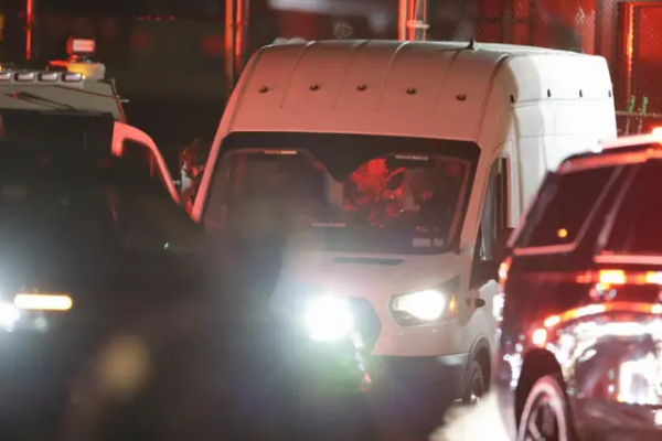 கைவிலங்குடன் அமெரிக்க தடுப்பு மையத்திற்கு அழைத்து செல்லப்பட்ட மதுரோ | Donald Trump Shared Image Of Nicolas Maduro