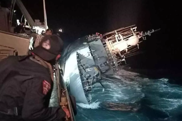100 இற்கு மேற்பட்ட வீரர்களுடன் நடுக்கடலில் மூழ்கிய கப்பல் | Ship Sunk Middle Ocean Over 100 Soldiers Thailand