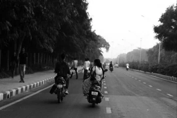 ஹெல்மெட் அணியாமல் ட்ராபிக் சிக்னல் கமெராவில் மாட்டிய கணவர்: விவாகரத்து கோரிய மனைவி