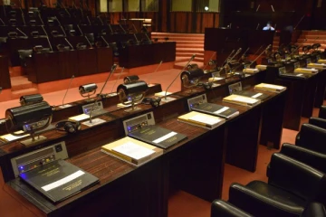 பதவி விலகினார் நாடாளுமன்ற பிரதி சபாநாயகர்! சூடுபிடிக்கும் தென்னிலங்கை அரசியல்!  - ஆரம்பமானது சபை அமர்வு (Live)