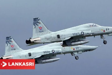 நடுவானில் ஒன்றுடன் ஒன்று மோதிக்கொண்ட போர் விமானங்கள்... கடலில் விழுந்து பயங்கர விபத்து