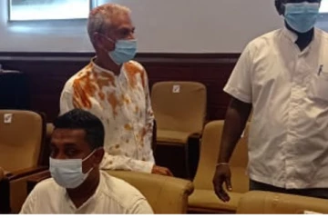 තාත්ත සහ දුවගෙන් හිටපු ජනපති මුණුබුරාට බිත්තර,කහ සහ මිරිස් කුඩු ප්‍රහාරයක්.(PHOTOS)