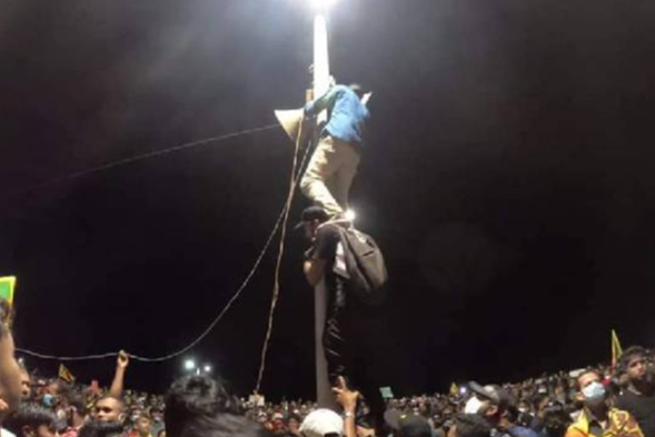 இலங்கையில் நள்ளிரவிலும் போராடும் மக்கள் | People Engaged In A Midnight Struggle For Dawn இலங்கையில் நள்ளிரவிலும் போராடும் மக்கள் | People Engaged In A Midnight Struggle For Dawn