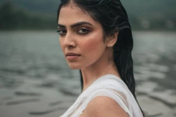 என்னம்மா நீங்கள் இப்படி இறங்கிட்டீங்க!! குளிக்கும் புகைப்படத்தால் மயக்கும் மாளவிகா..