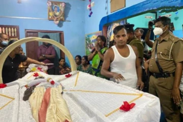 தாயின் இறுதிக்கிரிகைக்கு வந்த தமிழ் அரசியல் கைதி! மனதை கலங்கடித்த சம்பவம்