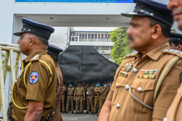 இலஞ்சம் வாங்கிய குற்றச்சாட்டில் பொலிஸ் அதிகாரி கைது | Gampaha Police Hq Has Been Arrested
