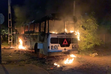 பேருந்திற்கு தீ வைத்த நபரை தேடும் பணியில் பொலிஸார் (Photos)