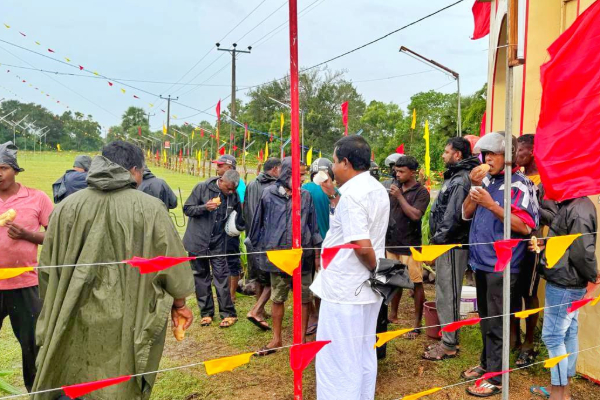 கொட்டும் மழையிலும் மாவீரர்களின் நினைவேந்தல்; கண்ணீரில் நனையும் துயிலுமில்லங்கள் | Commemoration Of Heroes Despite Pouring Rain கொட்டும் மழையிலும் மாவீரர்களின் நினைவேந்தல்; கண்ணீரில் நனையும் துயிலுமில்லங்கள் | Commemoration Of Heroes Despite Pouring Rain