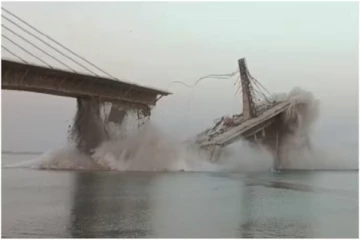 ரூ.1,700 கோடியில் கட்டப்பட்டு வந்த பாலம் கண் இமைக்கும் நொடியில் சரிந்து விழுந்து விபத்து