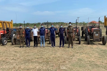 மண் ஏற்றி சென்ற  டிப்பர் மற்றும்  உழவு இயந்திரங்கள் பொலிஸாரால் மீட்பு - 8 சாரதிகள் கைது