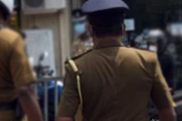 හෝටලයක් තුළ විදේශික තරුණියකට මත් පැන් පොවා සිදු කළ දේ