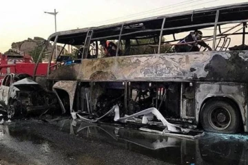 வெளிநாடொன்றில் கட்டுபாட்டை இழந்து கார் மீது மோதிய பேருந்து: 32 பேர் உயிரிழப்பு!