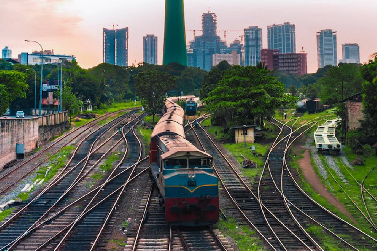 மருதானையில் தடம்புரண்ட தொடருந்து என்ஜின்! | Train Engine Derails In Maradana Rail Route Fort