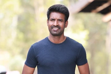 வீடு துடைக்கும் மாப் குச்சியில் தேசிய கொடி ஏற்றிய நடிகர் சூரி! விளாசும் நெட்டிசன்கள்