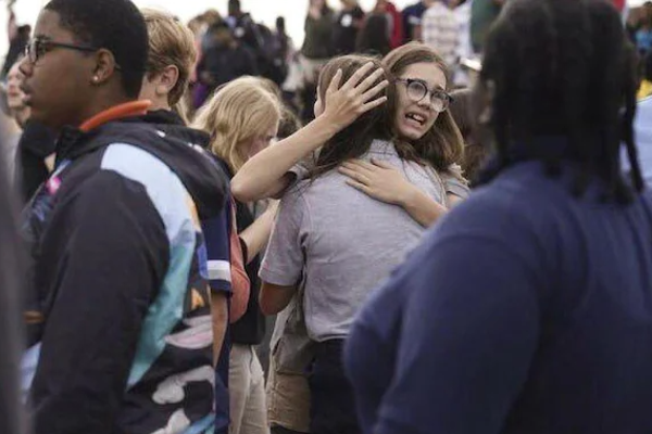 அமெரிக்க உயர்நிலை பாடசாலையில் துப்பாக்கிச் சூடு: மூவர் பலி | World Us Shooting High School St Louis Missouri