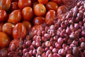 கண்ணீர் வரவைக்கும் வெங்காய விலை - அப்போ தக்காளி விலை?