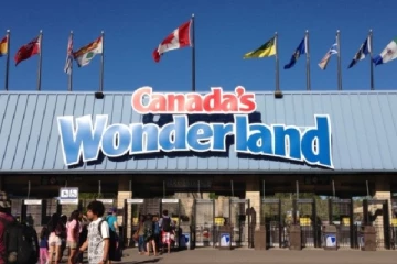 கனடாவில் 45 நிமிடங்கள் ரோலர் கோஸ்டரில் சிக்கித் தவித்த பயணிகள்