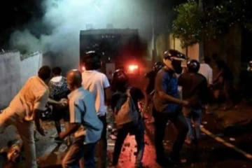 மக்களின் போராட்டத்தில் ஏற்பட்ட வன்முறையின் பின்னணியில் இளம் அரசியல்வாதி