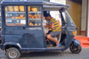 கர்ப்பிணி மனைவியை விட்டுவிட்டு பாடசாலை மாணவியோடு ஓட்டம்பிடித்த குடும்பஸ்தர்