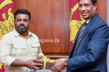 ලබා දෙන දීමනාවක් ගැන.. ජනාධිපති කාර්යාලයේ දී කළ විශේෂ දෙයක් මෙන්න.. අග්රාමාත්යවරියත් වහාම එතනට පැමිණිලා.. (PHOTOS)