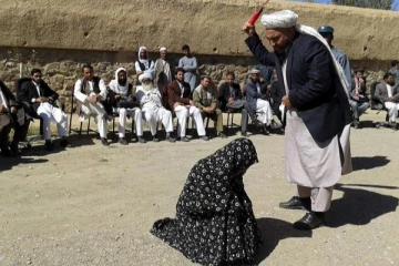 அதிகரிக்கும் அட்டூழியம் - ஆப்கானில் பெண்களை ஓட ஓட விரட்டி அடிக்கும் தாலிபான்கள்