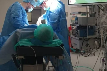 சத்திர சிகிச்சை அறையில் கால்பந்து ரசிகர் ஒருவர் செய்த செயல்!