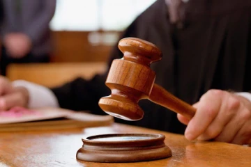 சிறுமியிடம் தவறான முறையில் நடந்துகொண்ட பூசகர்