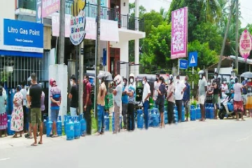 எரிவாயு கடைகளுக்கு முன்பு திரண்ட மக்கள் கூட்டம்