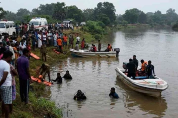 இரண்டு குழந்தைகளுடன் மல்வத்து ஓயாவில் குதித்த தாய் ; மீட்பு நடவடிக்கைகள் தீவிரம்