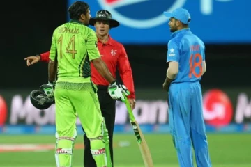 ஏன் இவ்வளவு பேசுறீங்க? களத்தில் எதிரணி வீரரிடம் எகிறிய கோலி... தடுத்த தோனி