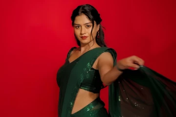 சீரியல் நடிகை லட்சுமி பிரியா சேலையில் அழகிய போட்டோஷூட்