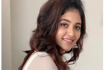 மோசமாக ஆடிய அஞ்சலி .. வெளிநாட்டில் ஷார்ட் உடையில் அப்படி ஒரு ஆட்டம்