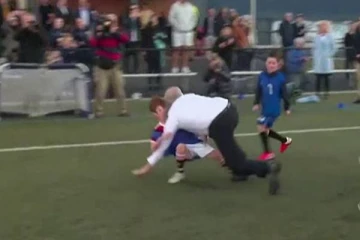 கால்பந்து விளையாட்டின்போது சிறுவன் மீது மோதி விழுந்த அவுஸ்திரேலியா பிரதமர்