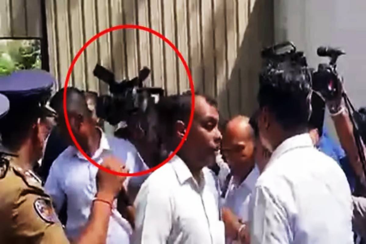 ரணிலின் மெய்க்காப்பாளர்களில் ஒருவரின் தலையில் அடி: மருத்துவமனையில் அனுமதி | Ranil S Bodyguards Hit On The Head ரணிலின் மெய்க்காப்பாளர்களில் ஒருவரின் தலையில் அடி: மருத்துவமனையில் அனுமதி | Ranil S Bodyguards Hit On The Head