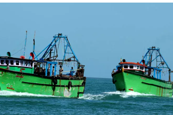 சந்தேகத்தினால் சுற்றிவளைக்கப்பட்ட பல நாள் மீன்பிடிப் படகு | Fishing Boat Surrounded For Days On Suspicion