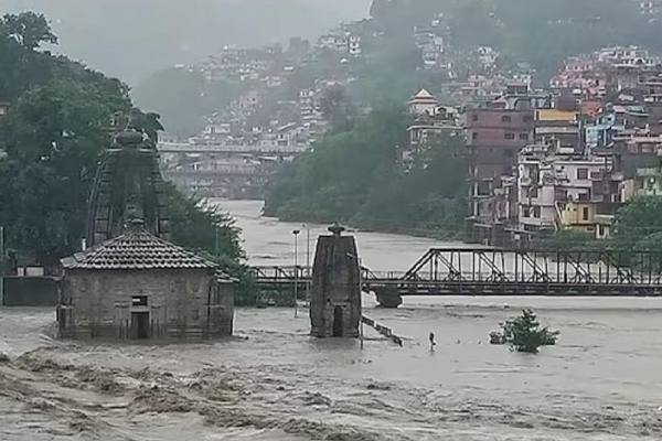 மேக வெடிப்பால் 21 பேர் பலி; தத்தளிக்கும் இமாச்சலப் பிரதேசம்! | 21 Killed By Cloudburst Himachal Pradesh