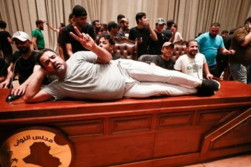 ஈராக் நாடாளுமன்றத்தை கைப்பற்றிய போராட்டகாரர்கள்