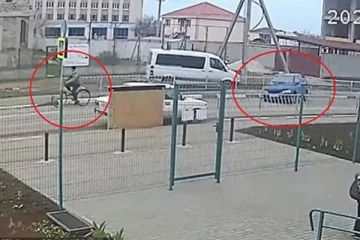 அமைதியாக சைக்கிளில் சென்றுகொண்டிருந்த முதியவர்... கார் ஓட்ட கற்றுக்கொண்டிருந்த 12 வயது சிறுவன்: ஒரு திடுக் வீடியோ