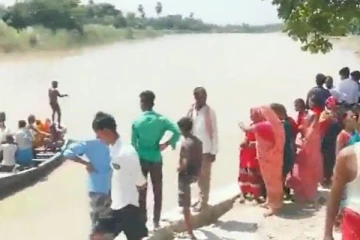 மாணவர்களை ஏற்றிச் சென்ற படகு விபத்து ; 10 பேர் மாயம்